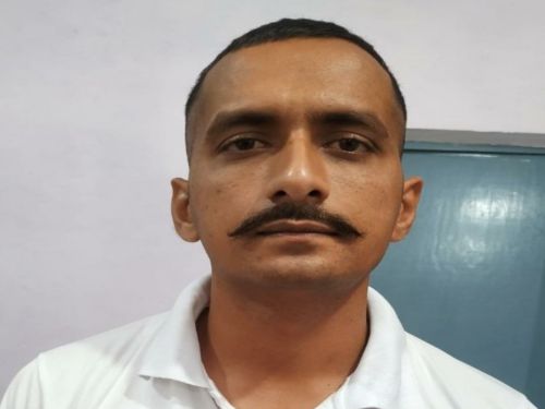 अंकित यादव 2023 बैच का दरोगा है। 2024 से महोबा के कबरई थाने में तैनात था।