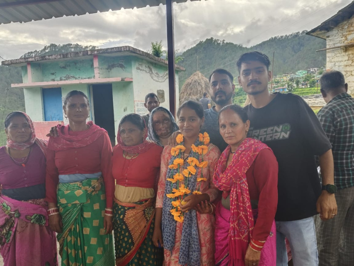 गांव में चुनाव प्रचार के दौरान शिवानी राणा, जिन्होंने जीत का श्रेय ग्रामीणों को दिया है।