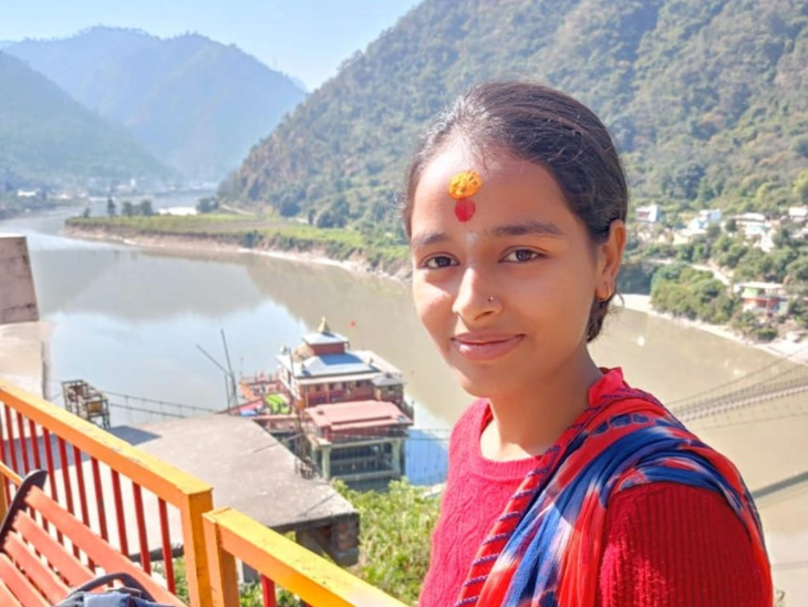 धारी देवी मां के दर्शन करती शिवानी राणा।