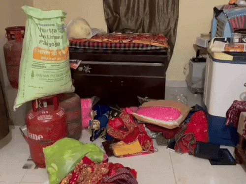 शादी में गया था परिवार, वापस आए तो मिले ताले और बिखरा सामान