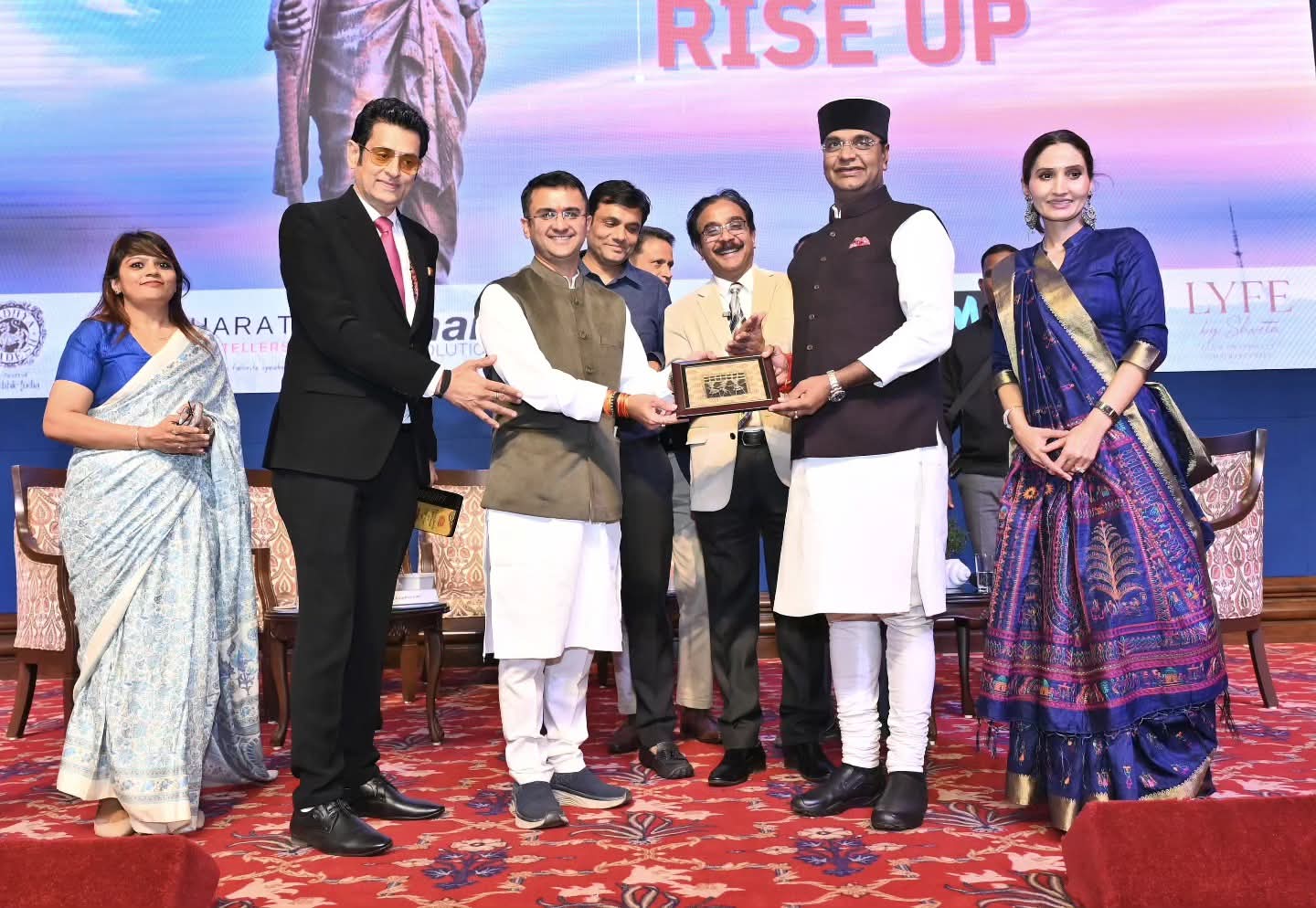 कार्यक्रम में मुख्य अतिथि मंत्री विश्वास सारंग ने सम्मान भी किया।