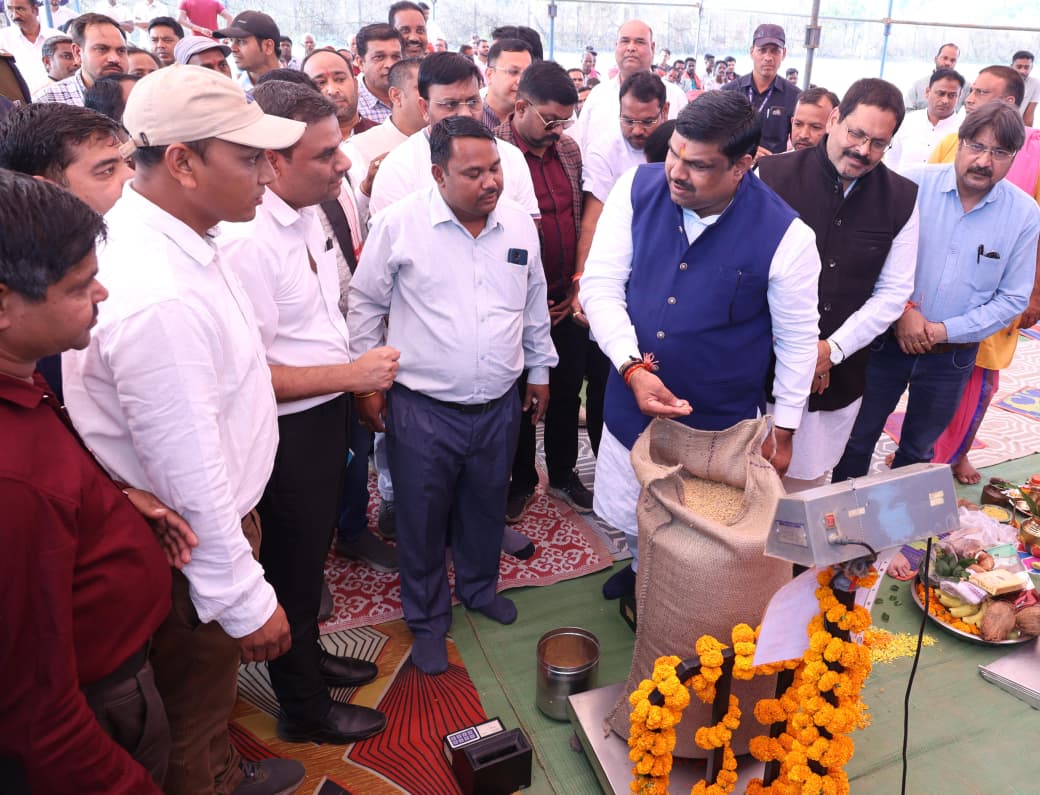 धान खरीदी केंद्रों में जनप्रतिनिधी मौजूद रहे।