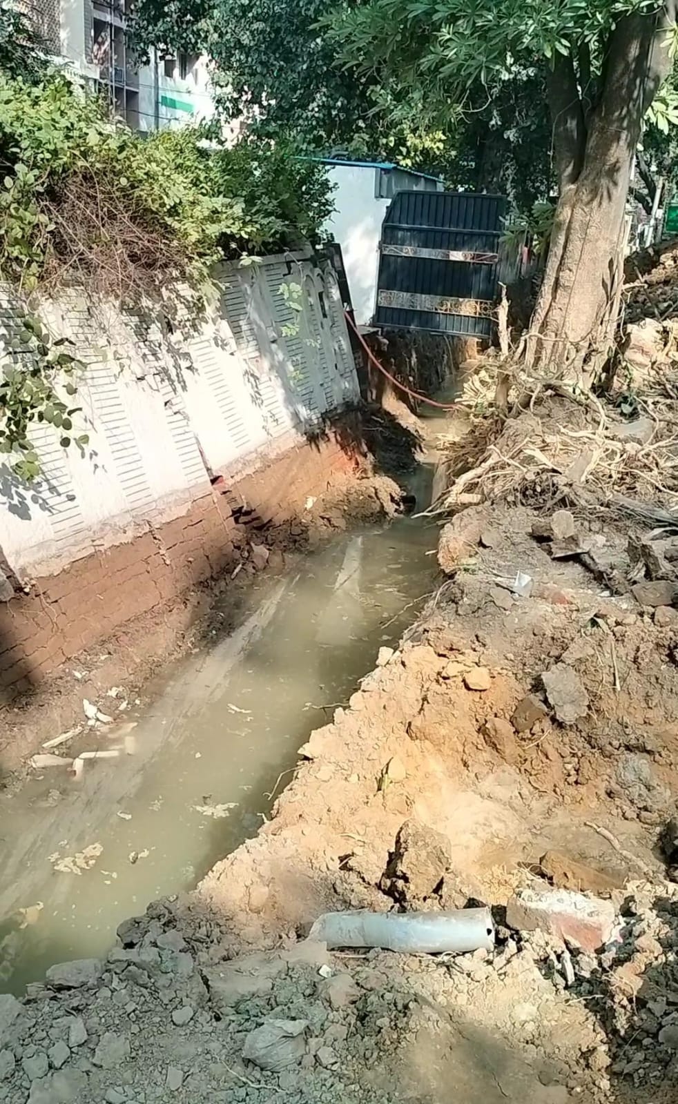 निर्माण के दौरान टूटी दीवार