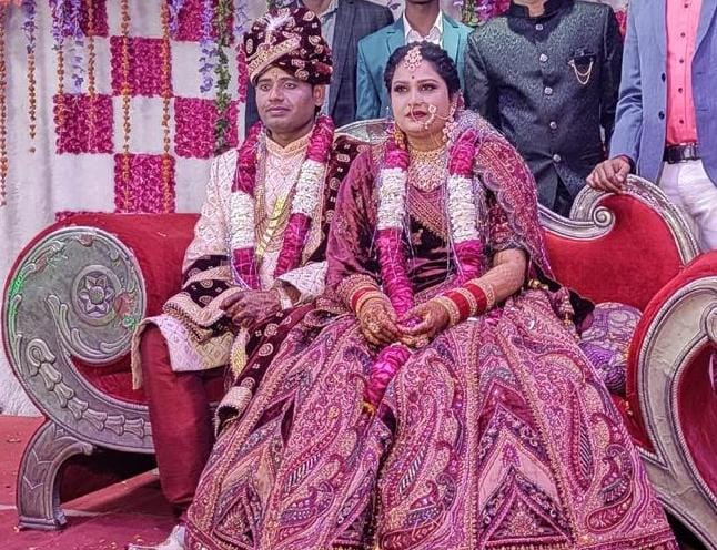 यह किरन सिंह की शादी की तस्वीर है। उसका पति विनोद CRPF में है। किरन का अपने पति से दहेज को लेकर केस चल रहा था।