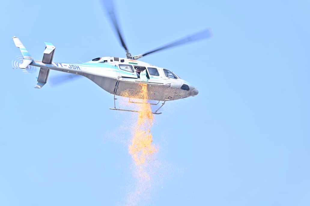 जतरा के दौरान पूरी रूट पर हेलिकॉप्टर से पुष्पवर्षा की गई