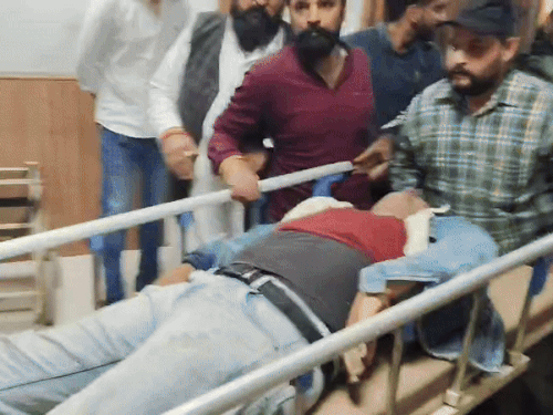गोली लगने के बाद नवीन को घायल हालत में फिरोजपुर के सिविल अस्पताल लाते लोग। यहां डॉक्टरों ने उसे मृत घोषित कर दिया। - Dainik Bhaskar