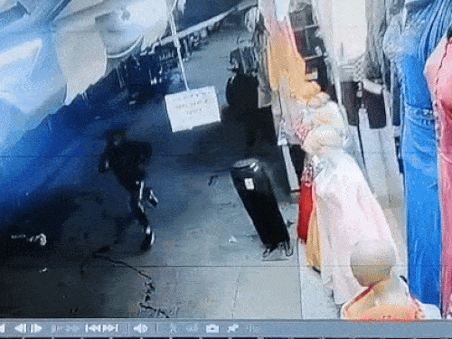 फिरोजपुर बाजार में गोलियां चलाने के बाद भागते आरोपी।