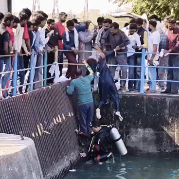 नहर में से निकाला गया महक का शव।