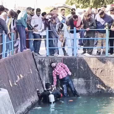 नहर में से निकाला गया शुभम का शव।