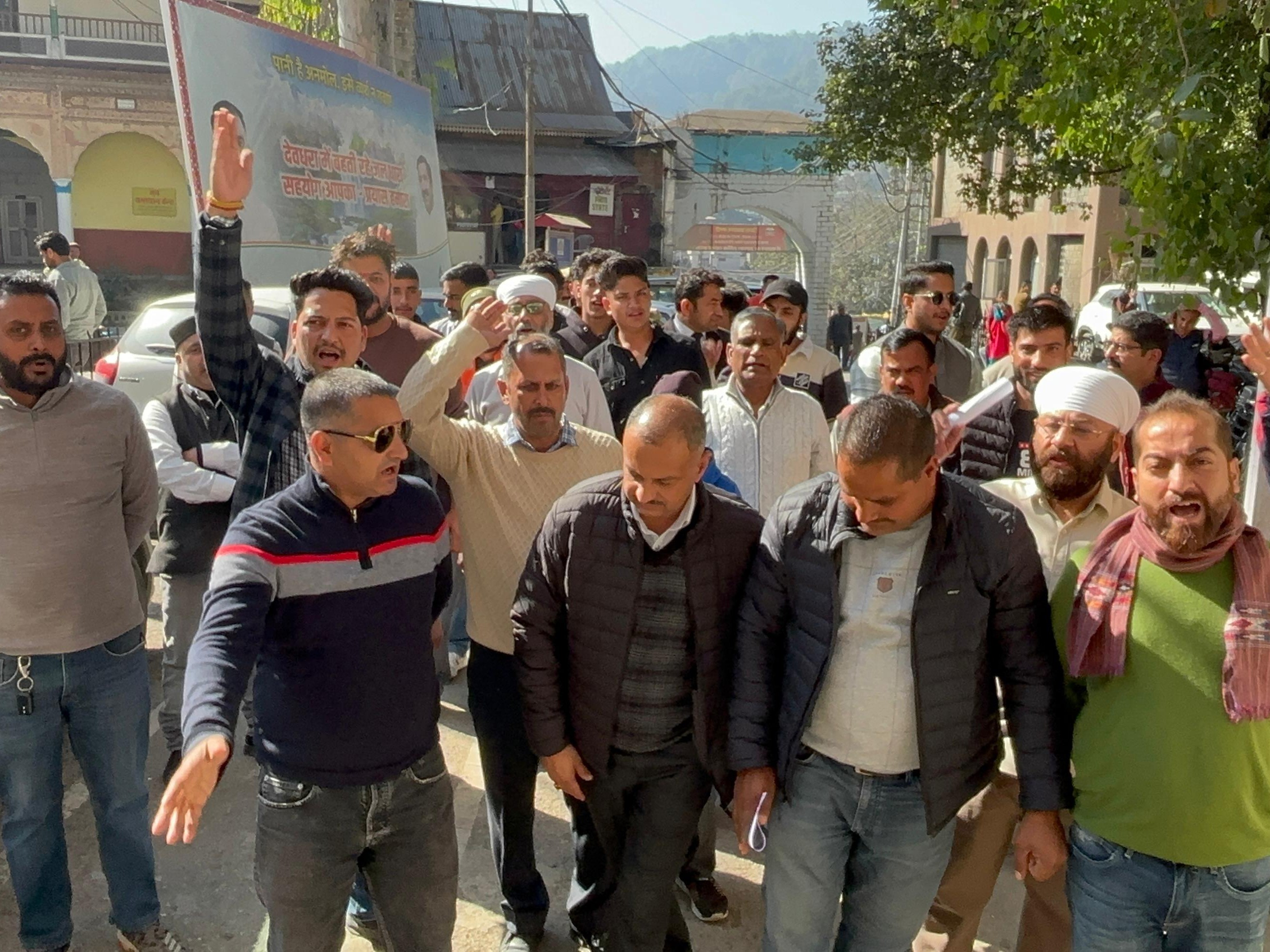 मंडी के डीसी ऑफिस के बाहर प्रदर्शन करते हुए विहिप कार्यकर्ता।