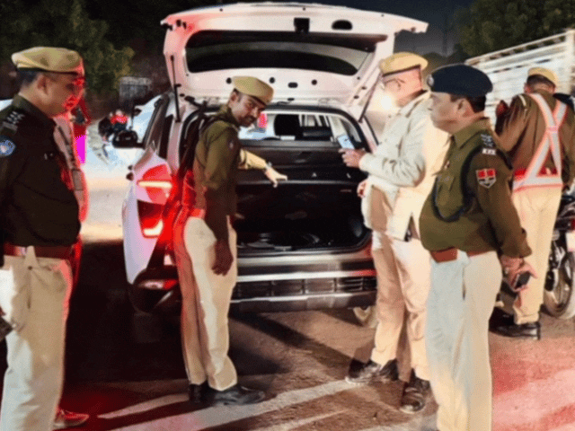 पुलिस नियम तोड़कर चलने वाले वाहनों के खिलाफ इन दिनों अभियान चलाकर कार्रवाई कर रही है।