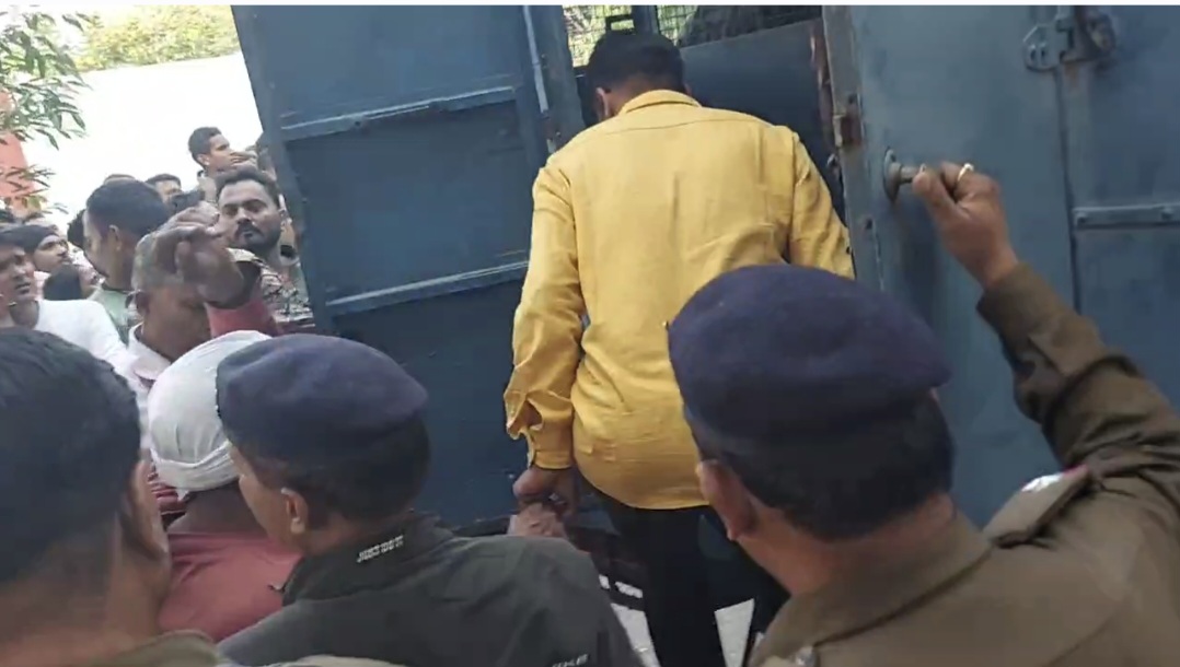 आरोपियों को अंबाह कोर्ट ले जाती पुलिस।
