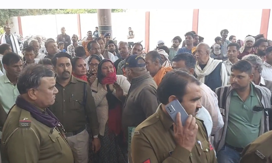 फैसले के दौरान कोर्ट में भारी पुलिस बल तैनात रहा।