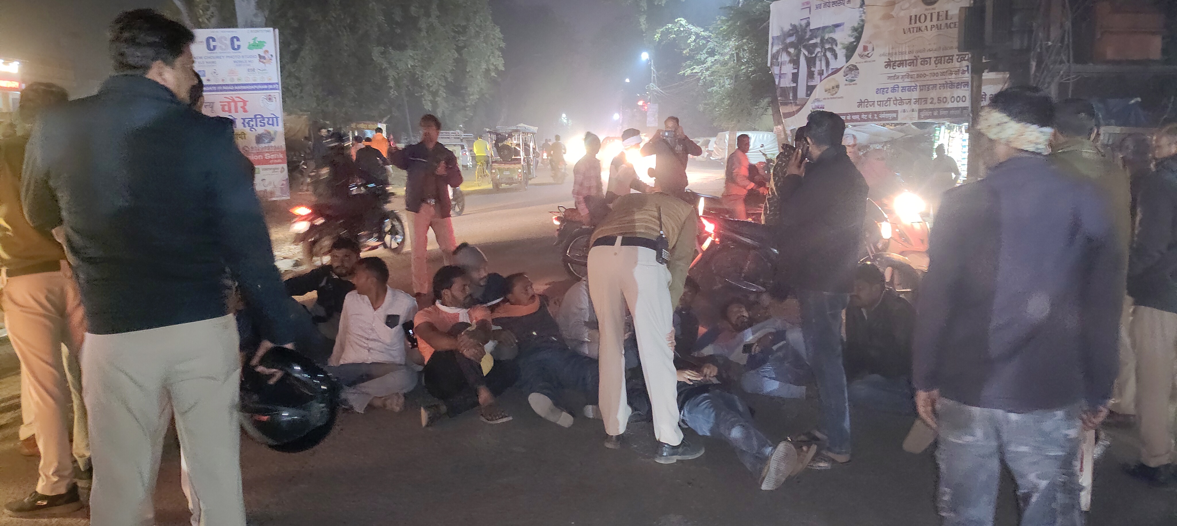 पुलिस कर्मियों ने समझाने का प्रयास किया।