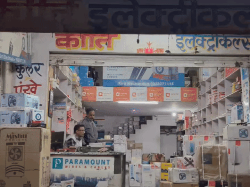 दुकान से 2 लाख रुपए ले लिए।