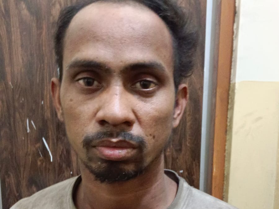 खदान के पास जंगल में पेड़ों के बीच बाइक चोर गिरोह का मास्टरमाइंड झोपड़ी बनाकर रह रहा था।