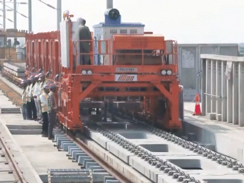 ट्रैक मशीन में सवार होकर स्टेशन का जायजा लेते हुए पीएम मोदी। - Dainik Bhaskar