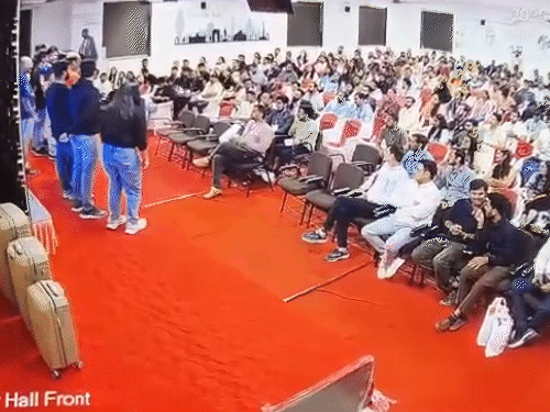 घटना 17 नवंबर की दोपहर सूरत के कॉलज में हुई। - Dainik Bhaskar