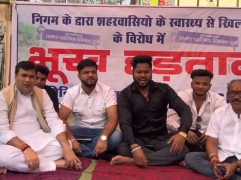 दुर्ग में तीन दिन तक लाश वाले टैंक का पानी:  महापौर के देर से पहुंचने पर NSUI का प्रदर्शन, भूख हड़ताल शुरू – durg-bhilai News