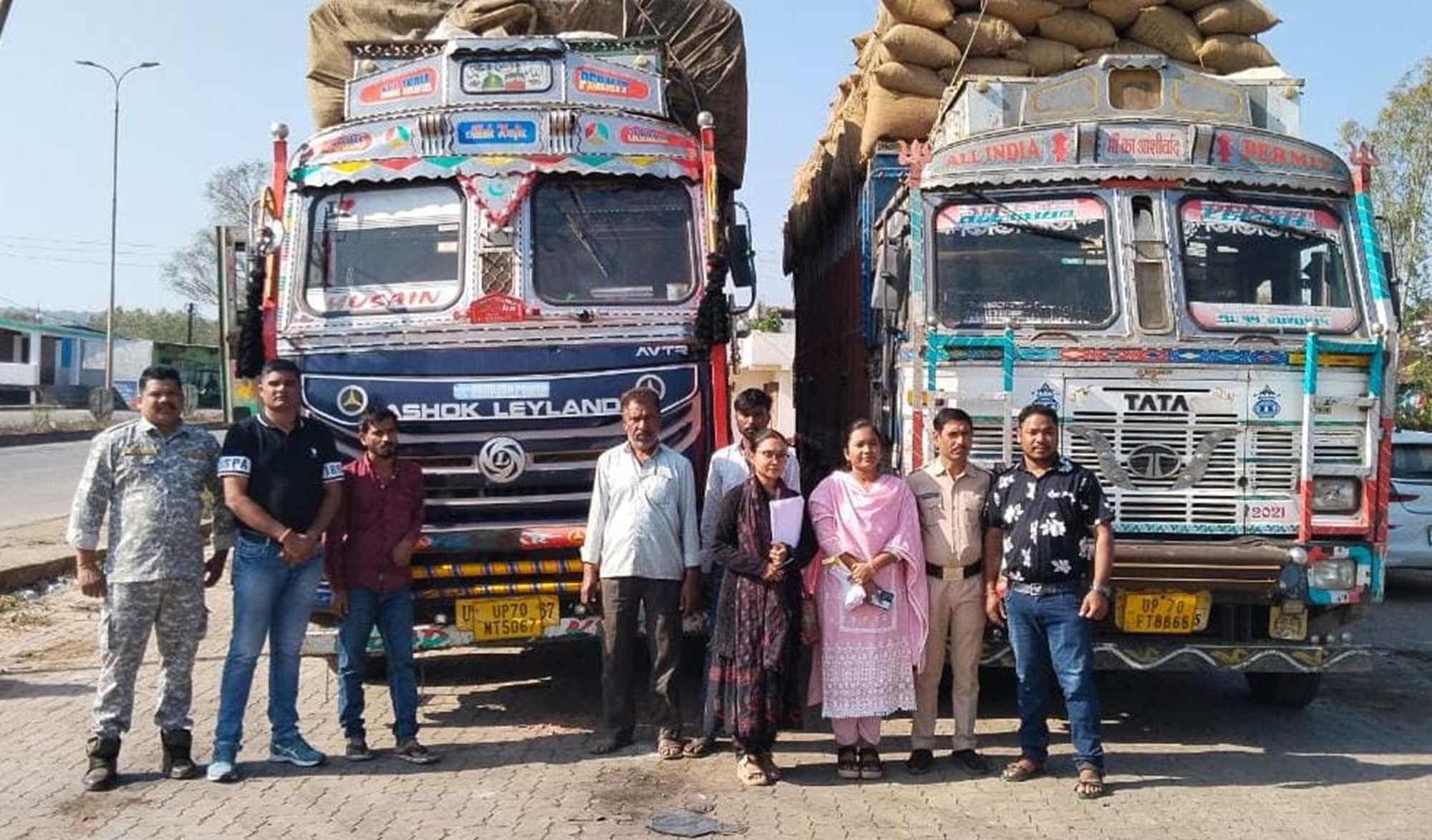 कबीरधाम जिले में अवैध तरीके से धान परिवहन करते 2 ट्रकों को पकड़ा गया था।