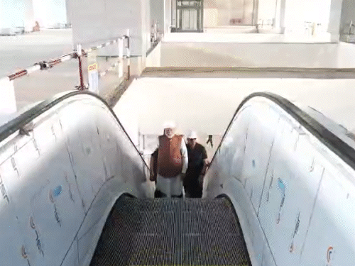 बुलेट ट्रेन स्टेशन का जायजा लेते हुए पीएम।