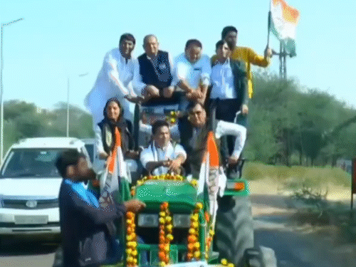 चूरू सांसद राहुल कस्वां आज सुबह राजगढ़ से ट्रैक्टर मार्च पर रवाना हुए थे।