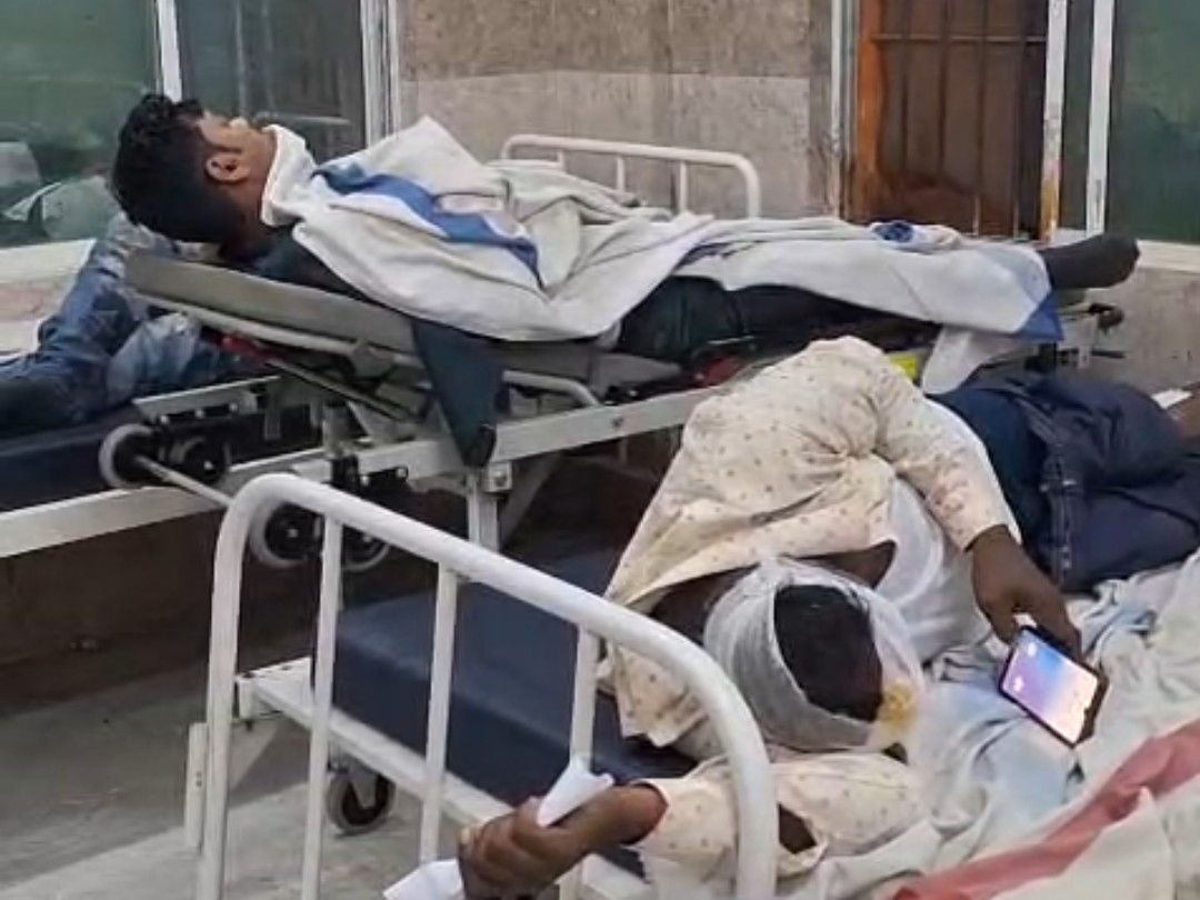 अस्पताल में भर्ती घायल।