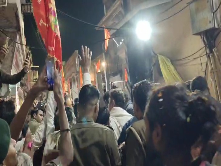बांके बिहारी मंदिर में विवाद:  पुलिस ने सेवायत को कॉलर पकड़ कर खींचा,भागवत प्रवक्ता का फटा कुर्ता,धीरेंद्र कृष्ण शास्त्री के मंदिर पहुंचने के दौरान का मामला – Mathura News
