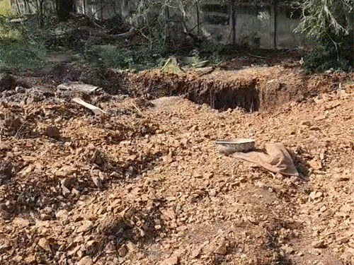 क्वॉर्टर के पीछे इसी गड्ढे में दफना दिए थे पत्नी और बच्चों के शव।