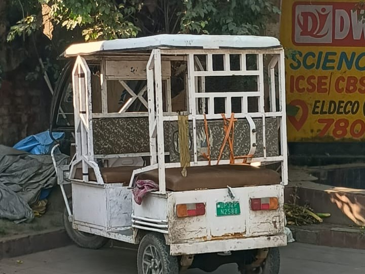 Lucknow: ट्रक से टकराकर पलटा ई रिक्शा, मामा-भांजे की मौत, तेज रफ्तार बनी हादसे की वजह