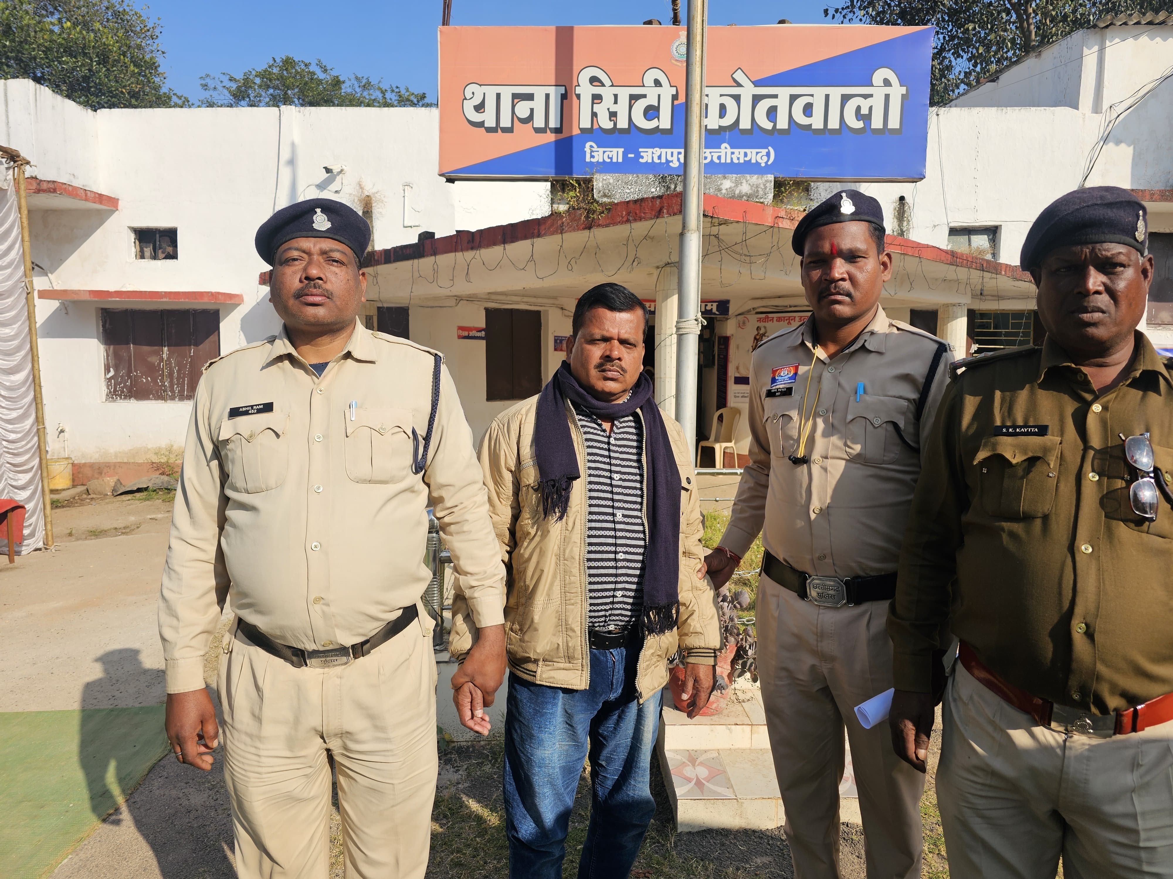रेप का आरोपी गिरधारी राम यादव। पुलिस की गिरफ्त में है।