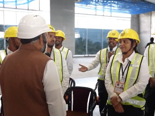 पीएम ने प्रोजेक्ट्स से जुड़े लोगों सवाल-जवाब भी किए।