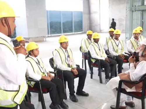 पीएम ने कहा- इस भावना के साथ काम करें कि मैं देश को कुछ देने जा रहा हूं।