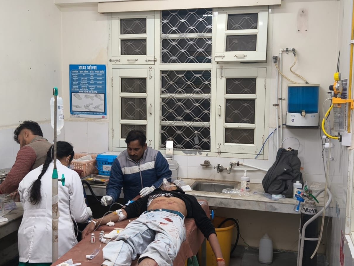 अस्पताल में भर्ती घायल