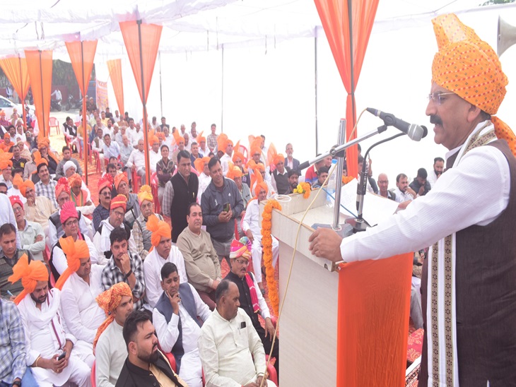 कार्यक्रम में लोगों को संबोधित करते मंत्री कृष्ण कुमार बेदी।