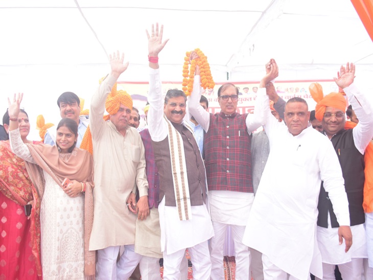 कार्यक्रम में भाजपा जिलाध्यक्ष रणबीर ढाका, मार्केट कमेटी बोर्ड के चेयरमैन उदयभान मलिक के साथ मंत्री कृष्ण कुमार बेदी।