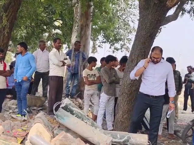प्रशासनिक अफसरों की मौजूदगी में कार्रवाई की गई।