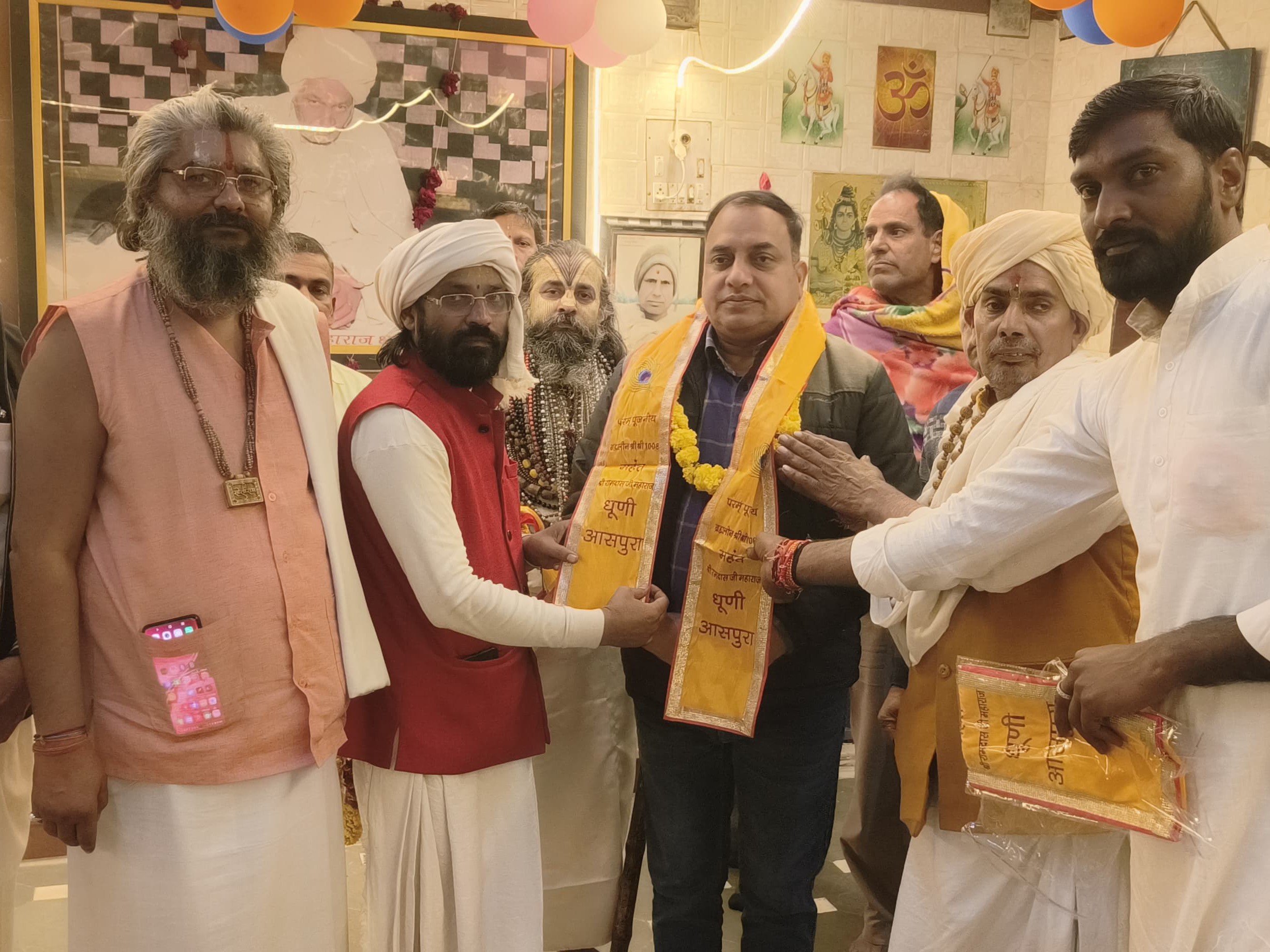 आयोजकों की ओर से गणमान्य लोगों का स्वागत किया गया।