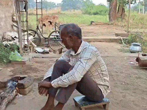 पिता मजदूरी कर परिवार का भरण-पोषण करता है।