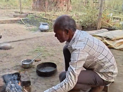 बच्चों की मौत के बाद मां सदमे में है।