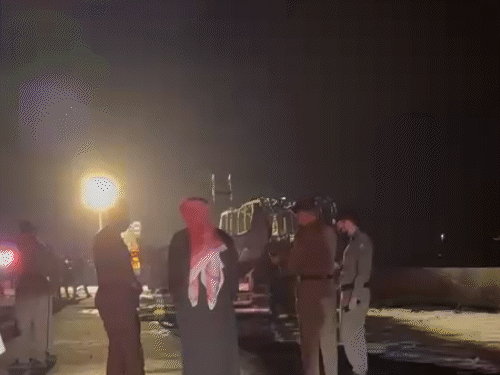 हादसे के बाद दमकलकर्मियों ने आग पर काबू पाया। आसपास लोगों की भीड़ इकट्ठा हो गई।