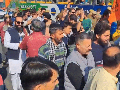 युवा राजपूत सभा, राष्ट्रीय बजरंग दल और कल्कि आंदोलन से जुड़े प्रदर्शनकारी।