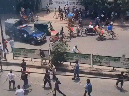 हिंसक प्रदर्शनों के दौरान पुलिस की एक गाड़ी ने आंदोलनकारियों को कुचल दिया था।