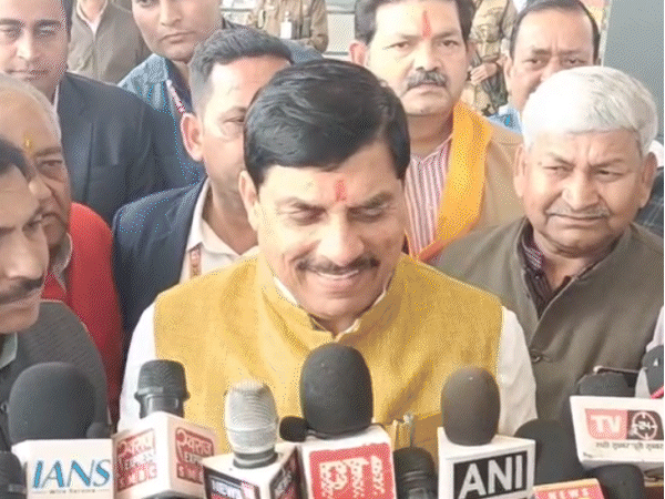 ग्वालियर में सीएम डॉ. मोहन यादव ने वर-वधू को आशीर्वाद दिया। - Dainik Bhaskar