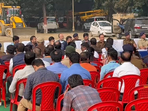 सुरक्षा व्यवस्था पर गांधी मैदान में बैठक करते जिला प्रशासन।