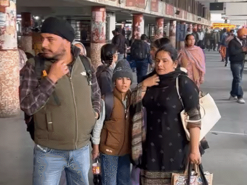 लुधियाना बस डिपो में बस का इंतजार करते यात्री।