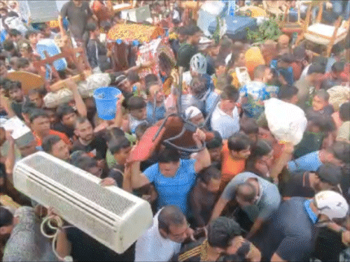 शेख हसीना के देश छोड़ने के बाद ढाका में पीएम आवास में प्रदर्शनकारी घुस गए। वहां लूटपाट की, जिसे जो मिला उठा ले गए।