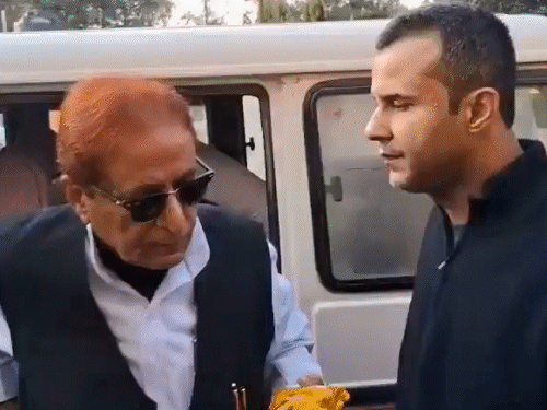 Azam Khan Abdullah Fake Pan Card Case Update Rampur Jail | आंखों पर चश्मा, हाथ में बिस्किट लेकर आजम जेल गए: अब्दुल्ला ने भाई को गले लगाया; VIDEO में देखिए बेटे का