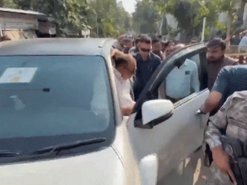 भाजपा विधायक आकाश सक्सेना रामपुर कोर्ट पहुंचे थे। उन्होंने कहा-मैं इसे सत्य की जीत मानता हूं।