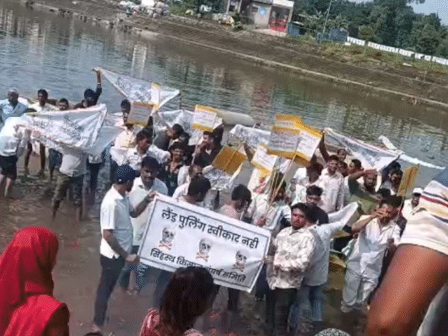 किसानों ने श्मशान घाट में पानी में खड़े होकर प्रदर्शन किया था।